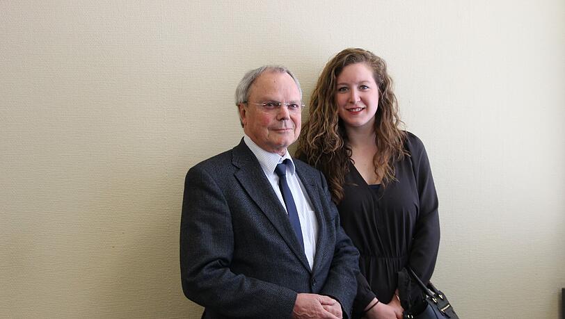 Strahlt wieder: Kathryn D. mit ihrem Anwalt Eckhart Müller. Strahlt wieder: Kathryn D. mit ihrem Anwalt Eckhart Müller.