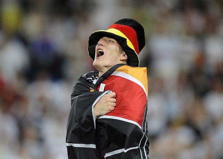 25. Juni 2008: Bastian Schweinsteiger feiert nach dem 3:2 gegen die Türkei den Einzug ins Finale bei der EM in der Schweiz und in Österreich.