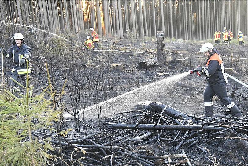 In der Nähe von Landshut standen am Freitagabend knapp 20.000 Quadratmeter Wald in Flammen. Rund 300 Einsatzkräfte waren bis tief in die Nacht im Einsatz, um den Brand unter Kontrolle zu bekommen.