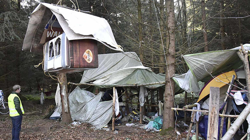 Die Bilder vom Feuerwehreinsatz am Freitag. Der Mann lebte in einer provisorischen Unterkunft in einem Waldstück bei Vaterstetten.