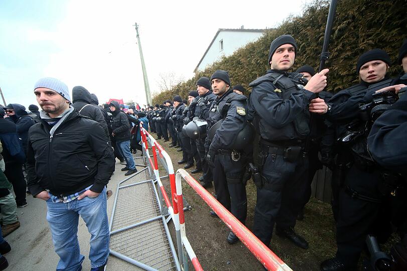 Rund 1000 Münchner haben im März gegen das "Braune Haus" in Obermenzing demonstriert.