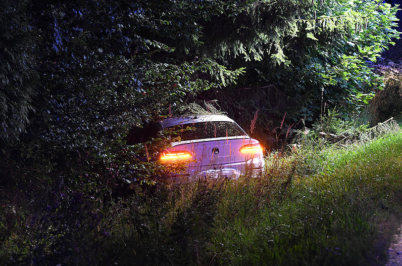 Vor dem Crash fuhr das Auto noch 80 Meter durch den Straßengraben.