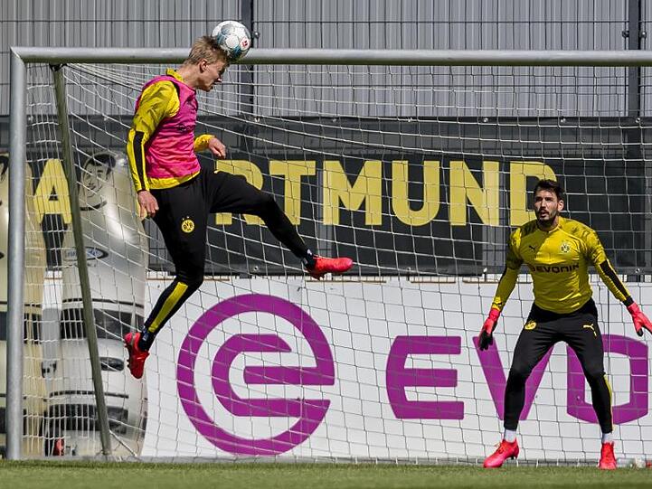 BVB-Stürmer Erling Haaland und Torwart Roman Bürki beim Training.