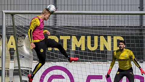 BVB-Stürmer Erling Haaland und Torwart Roman Bürki beim Training.