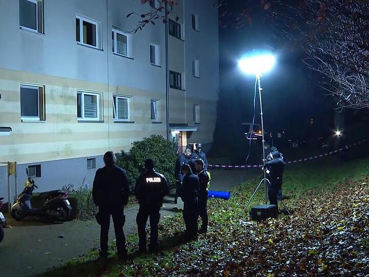 Polizisten vor dem Wohnhaus in Hamburg-Bramfeld, vor dem die Frauenleiche abgelegt wurde.