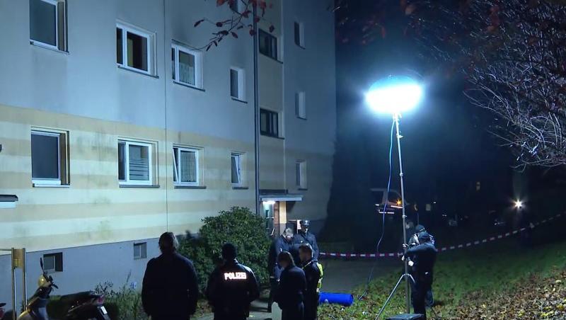 Polizisten vor dem Wohnhaus in Hamburg-Bramfeld, vor dem die Frauenleiche abgelegt wurde. Polizisten vor dem Wohnhaus in Hamburg-Bramfeld, vor dem die Frauenleiche abgelegt wurde.
