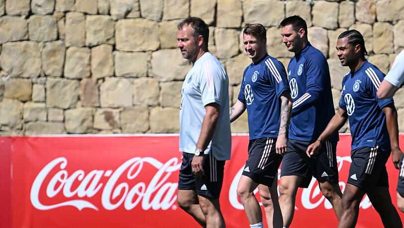 Aufgalopp in der Sonne Andalusiens: Bundestrainer Hansi Flick (l.) bereitet sein Team in Marbella auf die Nations League vor. Aufgalopp in der Sonne Andalusiens: Bundestrainer Hansi Flick (l.) bereitet sein Team in Marbella auf die Nations League vor.