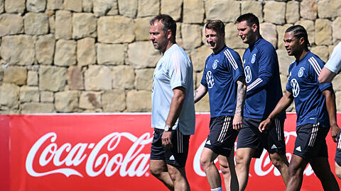 Aufgalopp in der Sonne Andalusiens: Bundestrainer Hansi Flick (l.) bereitet sein Team in Marbella auf die Nations League vor.