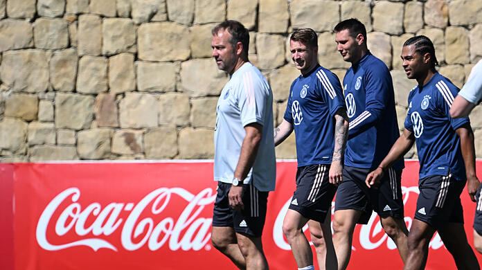 Aufgalopp in der Sonne Andalusiens: Bundestrainer Hansi Flick (l.) bereitet sein Team in Marbella auf die Nations League vor.