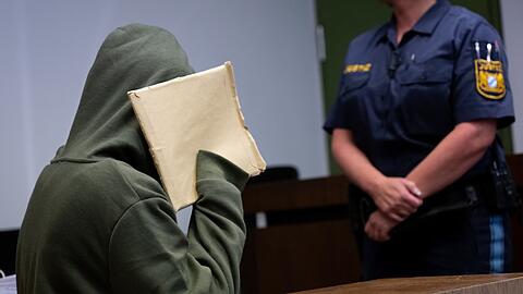 Am ersten Prozesstag: Die angeklagte 20-Jährige sitzt vor Prozessbeginn am Landgericht München I im Gerichtssaal.