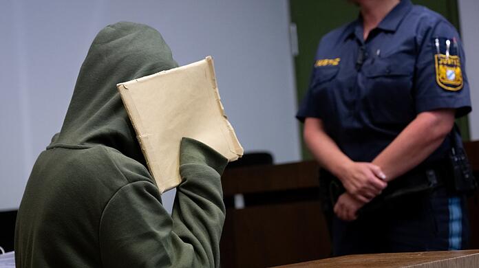 Am ersten Prozesstag: Die angeklagte 20-Jährige sitzt vor Prozessbeginn am Landgericht München I im Gerichtssaal.