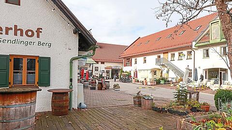Die Außenbestuhlung des Sendlinger Berg Fischers (links im Bild) auf dem Stemmerhof ist schon lange weg. Rechts zu sehen ist die neue Servus Bar.