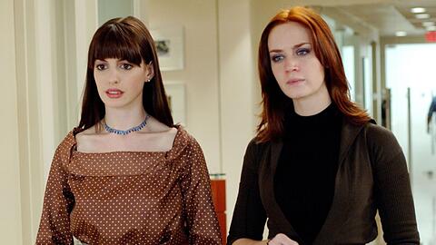 Anne Hathaway (l.) mit Emily Blunt in "Der Teufel trägt Prada".
