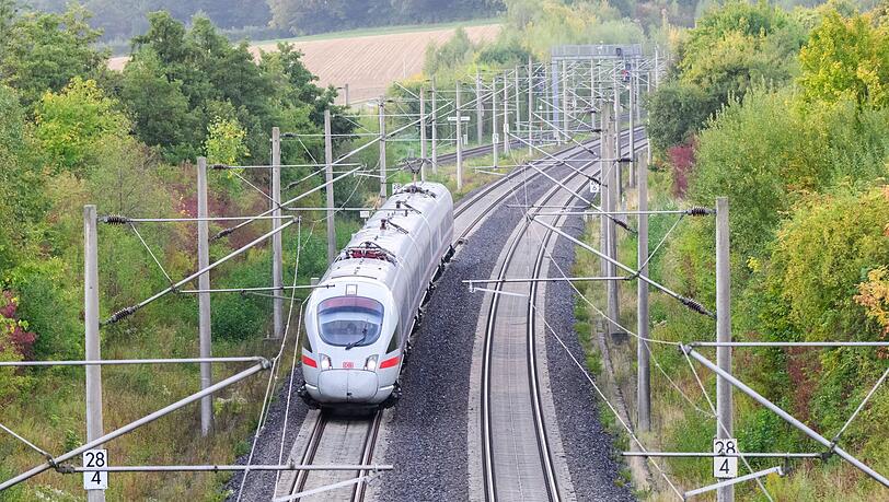 Der Ausfall eines Stellwerks sorgt derzeit für große Probleme im Bahnverkehr zwischen Hamburg und Berlin. (Archivbild) Der Ausfall eines Stellwerks sorgt derzeit für große Probleme im Bahnverkehr zwischen Hamburg und Berlin. (Archivbild)