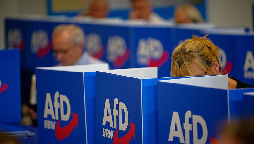 Beim AfD-Wahlparteitag in Marl ist der Machtkampf zwischen zwei innerparteilichen Lagern eskaliert. Beim AfD-Wahlparteitag in Marl ist der Machtkampf zwischen zwei innerparteilichen Lagern eskaliert.
