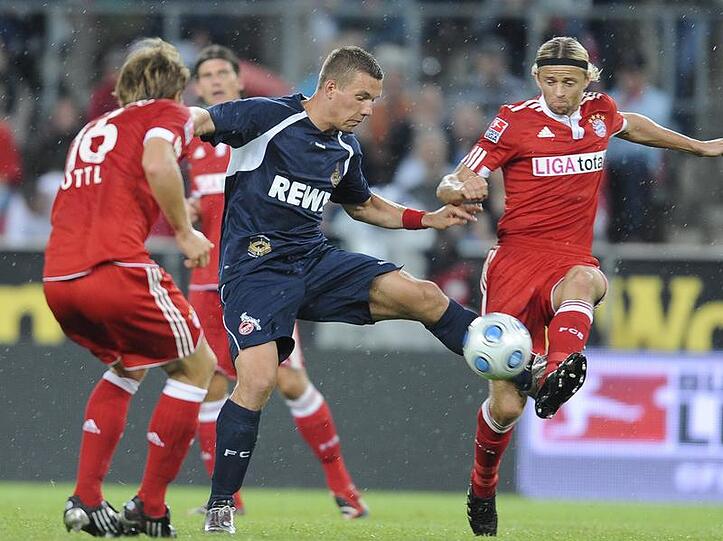 Wieder daheim: Der Kölner Lukas Podolski mit Bayerns Neuzugang Timoschtchuk (r.).