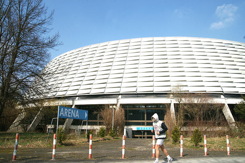 Die FC Bayern Basketballer wollen in die Rudi-Sedlmayer-Halle umziehen. Doch die Planung gestaltet sich schwierig.