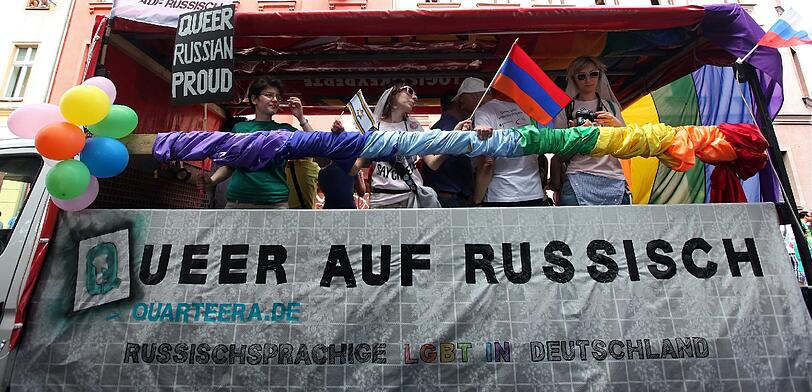 Vor allem in Russland können viele Schwule und Lesben ihre Sexualität nicht frei ausleben. Der Christopher Street Day in Berlin wirbst für mehr Toleranz.