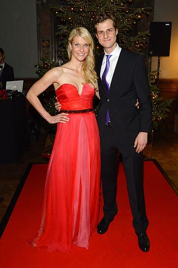 Promi-Damen in Leih-Roben und Lothar Matthäus als Weihnachtsmann. Die Bilder von der Weihnachtsfeier des Online-Kleiderverleihs &bdquo;dresscoded.com&ldquo;.