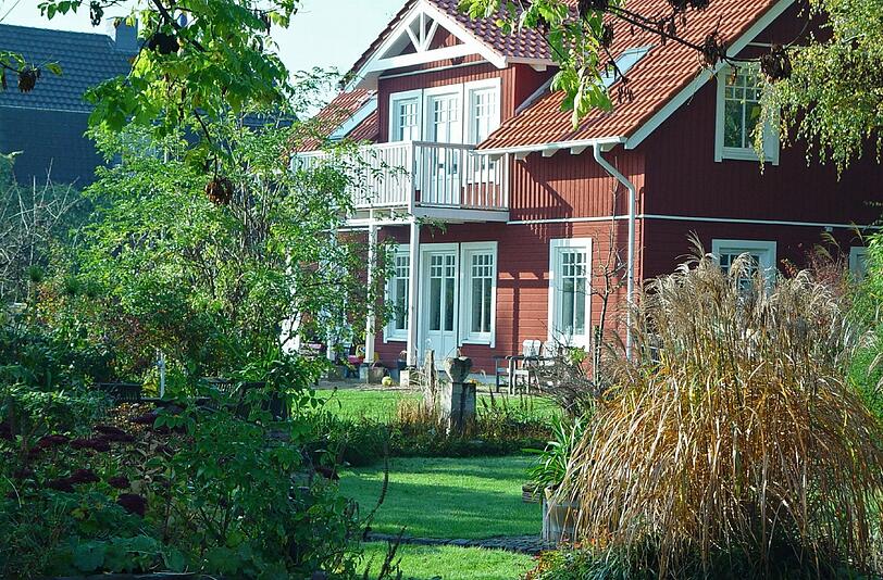 Vergleicht man München mit anderen Großstädten in Deutschland, fällt nicht nur die Vorliebe für edle Holzböden auf. Im Gegensatz zu den Hamburgern sei für Münchner ein Garten nicht so wichtig, lautet ein weiteres Ergebnis der Studie. Während sich hier nur 64 Prozent einen Garten wünschen, sind es in der Hansestadt 74 Prozent.