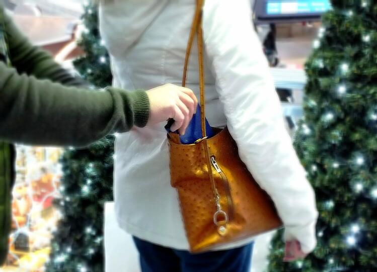Die Bundespolizei warnt vor einer bösen Bescherung: "Gerade den Trubel bei Adventseinkäufen nutzen Taschendiebe aus. Machen Sie Ihre Tasche nicht zum Advents-Präsentkorb für Diebe."(Symboldbild)