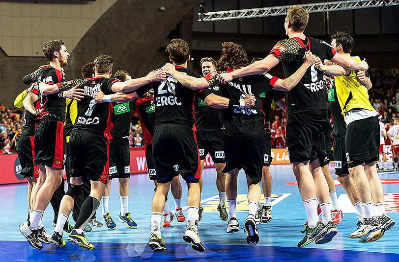 Jubel bei den deutschen Handballern: Das junge Team um Trainer Dagur Sigurdsson gewann mit 25:23 gegen Dänemark und steht somit im Halbfinale.