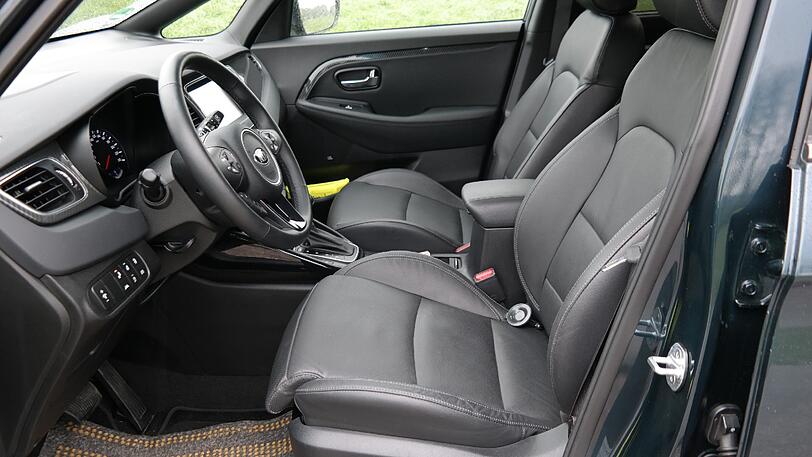 Geben anständigen Seitenhalt: Die Sitze im Kia Carens waren im Testwagen nicht nur beheizbar, sondern sogar kühlbar.
