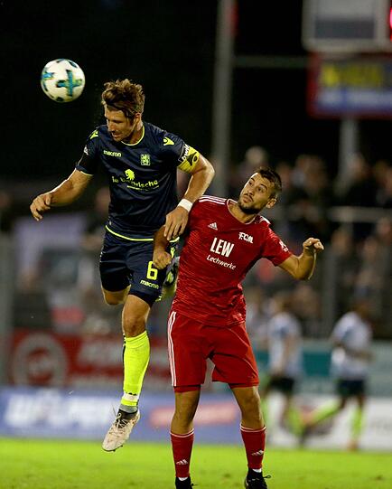 Jan Mauersberger gewinnt das Kopfballduell.