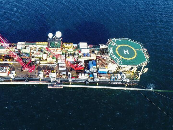 Auf einer Plattform am Pipeline-Verlegeschiff "Castoro 10" vor der Südostspitze der Insel Rügen .