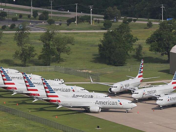 Flugzeuge der Fluggesellschaft American Airlines vom Typ Boeing 737 Max stehen am Internationalen Flughafen Tulsa in den USA.