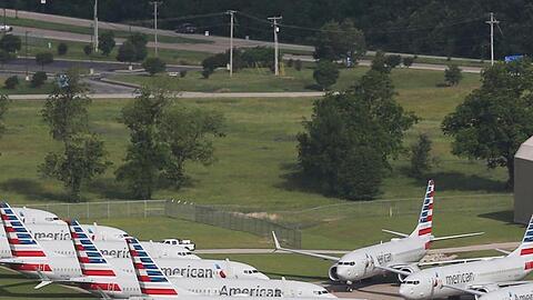 Flugzeuge der Fluggesellschaft American Airlines vom Typ Boeing 737 Max stehen am Internationalen Flughafen Tulsa in den USA.