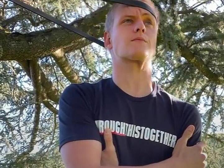 Mick Schumacher beim Workout mit einem Gummiband.