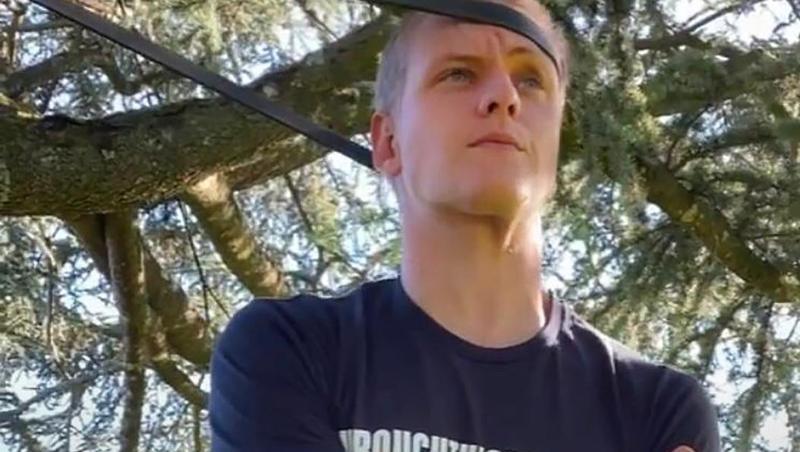 Mick Schumacher beim Workout mit einem Gummiband. Mick Schumacher beim Workout mit einem Gummiband.