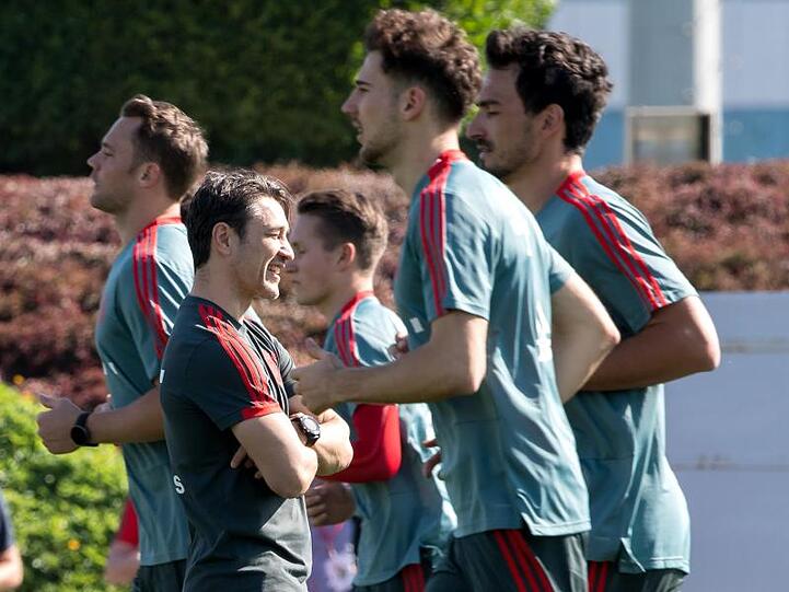 Bayern-Trainer Niko Kovac (M) beobachtet seine Spieler beim Training in Doha.