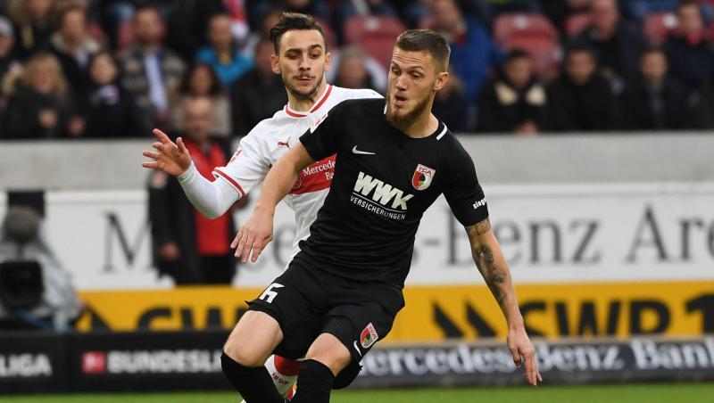 Stuttgarts Anastasios Donis und Augsburgs Jeffrey Gouweleeuw (l-r.) kämpfen um den Ball. Foto: Marijan Murat Stuttgarts Anastasios Donis und Augsburgs Jeffrey Gouweleeuw (l-r.) kämpfen um den Ball. Foto: Marijan Murat