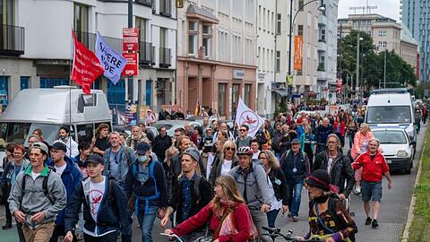 Aus Protest gegen die Corona-Politik wandern Demonstranten durch eine Straße. Neun Demonstrationen waren von der Polizei verboten worden.