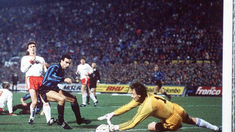 San-Siro-Held Raimund Aumann: Im Rückspiel in Mailand gegen Inter hält der Bayern-Keeper den Sieg fest, die Münchner sind im Viertelfinale. San-Siro-Held Raimund Aumann: Im Rückspiel in Mailand gegen Inter hält der Bayern-Keeper den Sieg fest, die Münchner sind im Viertelfinale.