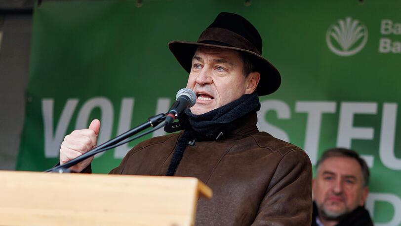 Markus Söder (CSU), Ministerpräsident von Bayern, spricht während einer Kundgebung des Bauernverbandes gegen die Sparpläne der Bundesregierung. Markus Söder (CSU), Ministerpräsident von Bayern, spricht während einer Kundgebung des Bauernverbandes gegen die Sparpläne der Bundesregierung.