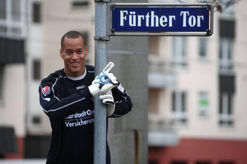 Mit breiter Brust ins Derby: Kleeblatt-Keeper Stephan Loboué will am Sonntag sein &bdquo;Fürther Tor&ldquo; sauber halten.
