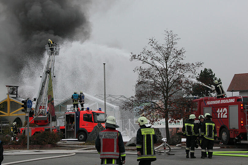 Feuer im Gartencenter in Ergolding: Die Feuerwehrler schossen aus vollen Rohren mit dem Lösch-Schaum - dennoch brannte das Center völlig ab. Die Bilder