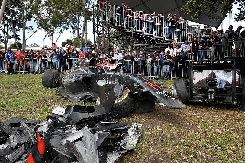 Von Alonsos McLaren ist nach dem Unfall nicht mehr viel übrig.