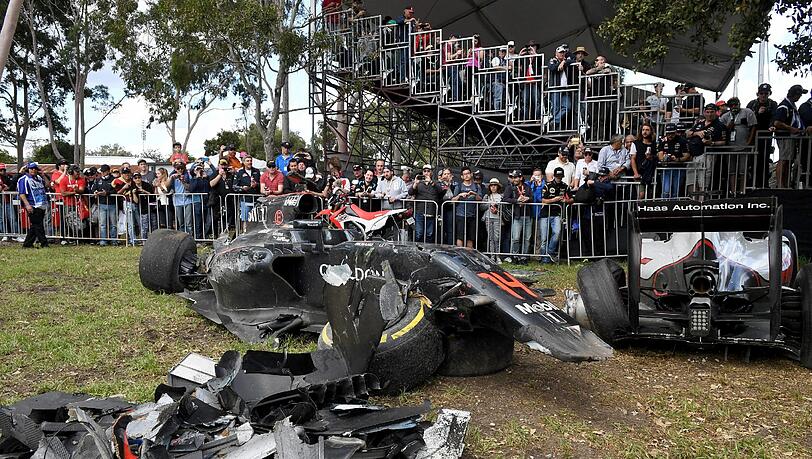 Von Alonsos McLaren ist nach dem Unfall nicht mehr viel übrig. Von Alonsos McLaren ist nach dem Unfall nicht mehr viel übrig.
