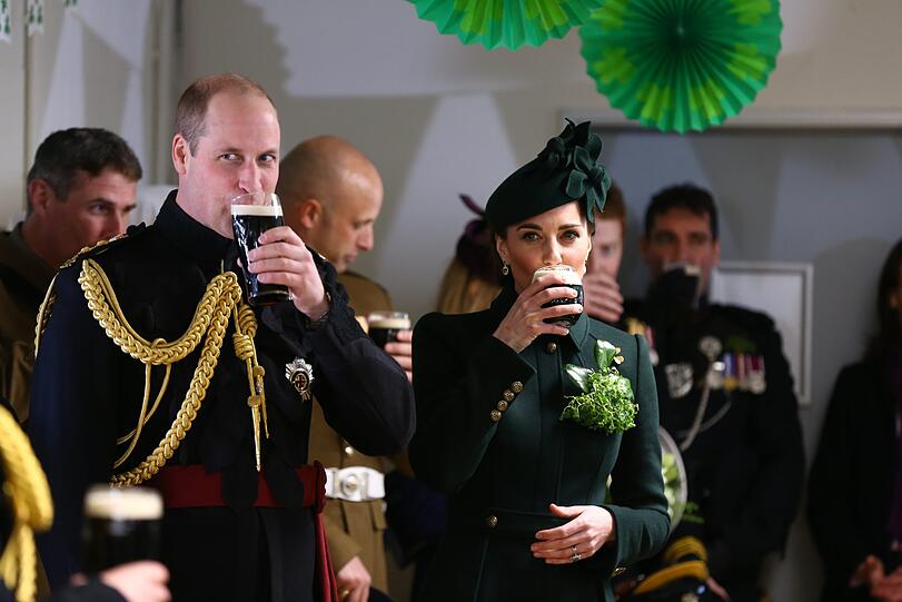Die Herzogin von Cambridge und ihr Ehemann Prinz William genießen ein Glas Guinness.