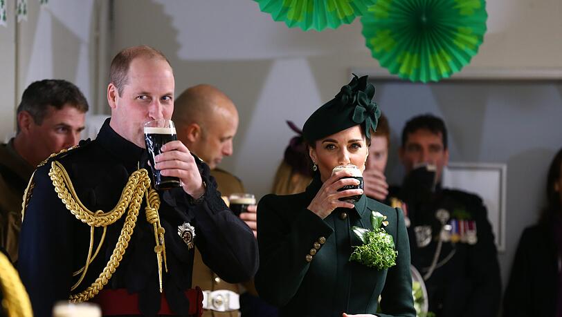 Die Herzogin von Cambridge und ihr Ehemann Prinz William genießen ein Glas Guinness. Die Herzogin von Cambridge und ihr Ehemann Prinz William genießen ein Glas Guinness.
