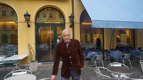 Oskar Arzmiller vor seinem Café im Theatinerhof. Noch bis Ende des Jahres hat es geöffnet.
