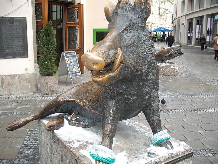 Die Wildsau vor dem Jagd- und Fischereimusem trägt jetzt selbstgestrickte Pulswärmer