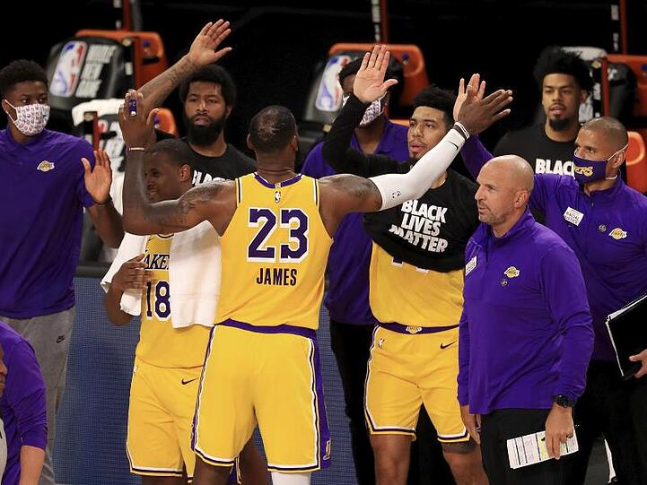 LeBron James (M) von den Los Angeles Lakers jubelt nach dem Spiel mit seinen Mannschaftskollegen.