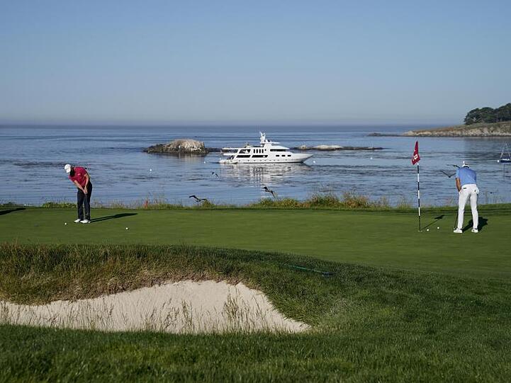 Martin Kaymer (l) und Dustin Johnson (r) trainieren in Pebble Beach für die US Open.