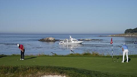 Martin Kaymer (l) und Dustin Johnson (r) trainieren in Pebble Beach für die US Open.