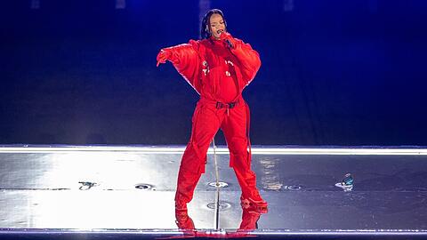 Rihanna während ihres Auftritts in der Halbzeitshow beim Super Bowl 2023.